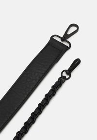 Sangle en cuir noir avec section rembourrée et détail tressé, chaque extrémité équipée d'un mousqueton pivotant en métal noir pour fixation.