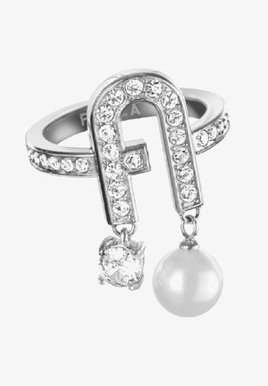 Inel argintiu cu litera mare 'F' decorată cu cristale transparente, având o piatră transparentă suspendată și un accent din perlă albă.