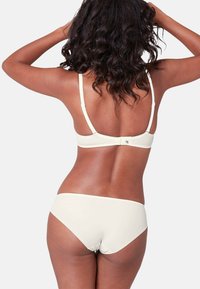 Witte ongevoerde bikinitop met verstelbare bandjes en een kliksluiting, gecombineerd met bijpassende bikinionderdelen, gladde stof, minimale stiksels.