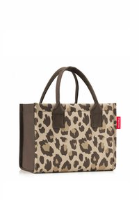 Borsa a battente con stampa leopardata beige e marrone, manici marroni scuri e un'etichetta rossa sul lato.