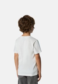 Weiße Baumwoll-T-Shirt mit Rundhalsausschnitt, kurzen Ärmeln und legerer Passform. Glatte Textur, keine sichtbaren Muster oder Akzente.