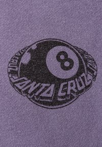 Paarse stof met een zwart grafisch print van een achtbal logo met de tekst "Santa Cruz" eromheen. Gelaagd gebreide oppervlakte.