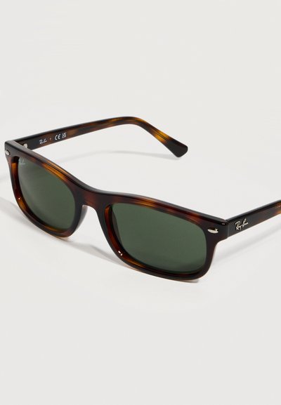 Правоъгълни слънчеви очила Ray-Ban с тъмнозелени стъкла и рамки на костенурка, показани на светъл фон.