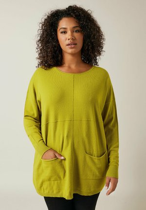 Langsleeve, losvallende groene trui met twee voorkeurszakken, ribgebreide manchetten en een ronde halslijn. Zachte textuur en effen kleur.