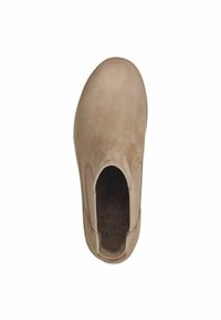 Zapato deslizante beige con parte superior de cuero suave, paneles laterales elásticos, punta redondeada y suela exterior texturizada. Diseño minimalista.