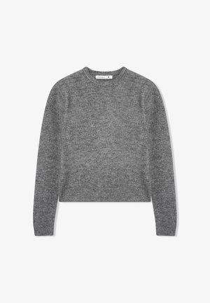 Szary dziany sweter z długimi rękawami, okrągłym dekoltem i miękką teksturą. Design jest prosty, bez wzorów czy akcentów.