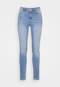 Jeans de mezclilla azul claro con un corte ajustado, que presentan un diseño de cinco bolsillos y un cierre de botón en la parte delantera. Textura suave con un ligero desgastado.