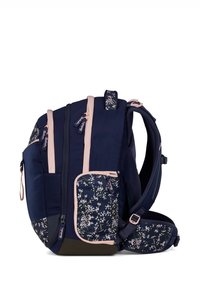 Marineblaue Rucksack mit floralen Mustern, rosa Akzenten, mehreren Reißverschlusstaschen, gepolsterten Trägern und strukturiertem Stoff. Verstellbarer Seitenverschluss.