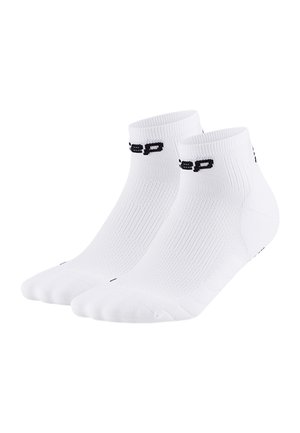 Paar weiße Knöchelsocken mit schwarzem Logo-Text an den Bündchen, gerippter Textur und verstärkten Zehen- und Fersenbereichen.