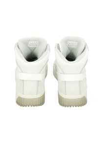 Hochschnitt-Sneaker aus weißem Mesh und Wildleder, mit gepolstertem Schaft, Midsole-Nähten und einer leichten Gummisohle.