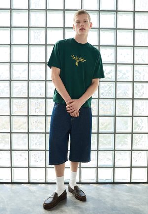 Bershka, RELAXED FIT SHORT SLEEVE - PRINT T-SHIRT - T-shirt con stampa - dark green