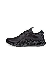 Sneaker nero con una tomaia elegante e liscia, pannelli in pizzo testurizzati e un design della suola ondulato e scultoreo. Caratterizzato da un'etichetta sul tallone.