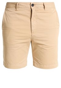 Shorts en coton beige avec fermeture à bouton, poches avant et ourlets retournés. Texture lisse, design décontracté.