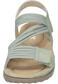 Ljusgröna sandaler med texturerade remmar, mocka detaljer, justerbart kardborrestängning och en vadderad innersula på en tan-färgad sula.