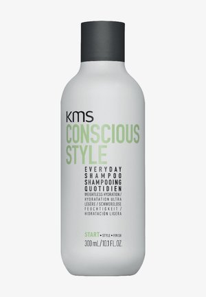 Flacon de shampooing blanc avec bouchon noir étiqueté KMS Conscious Style Everyday Shampoo, hydratation légère, 300 ml, 10,1 fl oz.