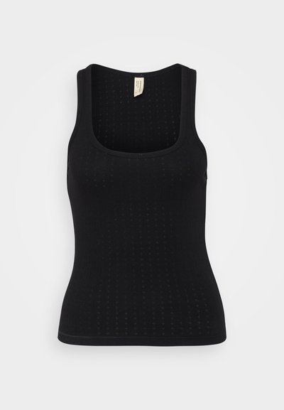 Fekete ujjatlan póló bordázott textúrával és négyzet alakú nyakkivágással. Apró perforációkkal rendelkezik az anyagon, ami a légáteresztőséget szolgálja.