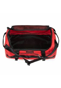 Sac de sport rouge avec des accents noirs, fabriqué à partir d'un tissu durable. Dispose d'un intérieur spacieux et ouvert ainsi que d'une bandoulière réglable.