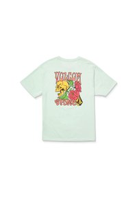 Camiseta de algodón verde menta que presenta un gráfico colorido de una calavera y rosas, con el texto "VOLCOM STONE" en letras gruesas.
