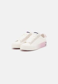 Kremowe sneakersy z płótna z gradientową różową gumową podeszwą. Posiadają gładką teksturę, zapięcie na sznurowadła oraz łatkę z logo blisko języka.