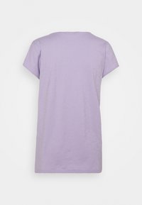 Lila kortärmad T-shirt med rund halsringning, tillverkad av mjukt tyg. Enkel design med avslappnad passform, utan mönster eller detaljer.