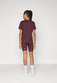 ASICS ROAD HIGH WAIST SPRINTER - Trikoot - dark currant
