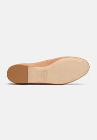 Sole di scarpa in pelle tan con una texture liscia. Presenta un tacco arrotondato e un logo impresso. Taglia 37 contrassegnata sulla suola.
