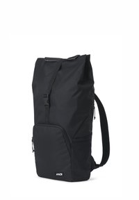 Schwarzer Rolltop-Rucksack aus strapazierfähigem Stoff, mit einer frontalen Reißverschlusstasche, verstellbarem Trageriemen und einer strukturierten Oberfläche für einen besseren Halt.