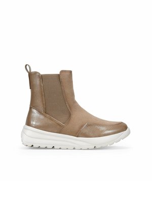 Botas de tobillo marrones con un acabado de cuero brillante y paneles laterales elásticos. Cuenta con una suela de goma blanca con detalles texturizados y una lengüeta.