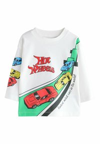 Biely bavlnený tričko s textom "Hot Wheels", ilustrované s farebnými autami v červenej, modrej, žltej a zelenej farbe na zakrivenom dizajne trate.