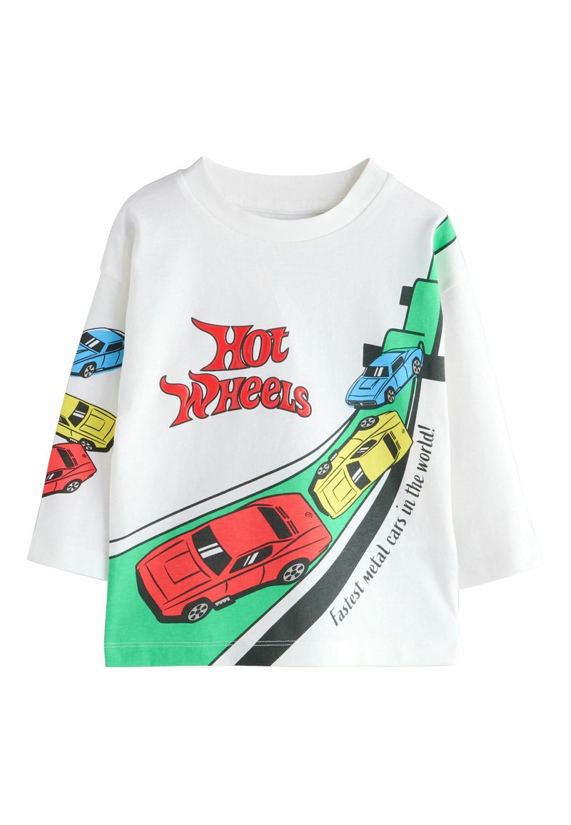 Biely bavlnený tričko s textom "Hot Wheels", ilustrované s farebnými autami v červenej, modrej, žltej a zelenej farbe na zakrivenom dizajne trate.