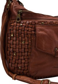 Leren handtas in een rijke bruine kleur, met een geweven textuur aan é�én zijde, messing accenten, een ritssluiting aan de bovenkant en een verstelbare hengsel.