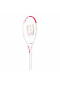 Witte en roze Wilson tennisracket met rode snaren die een groot "W"-logo op de bespanning vormen, geïsoleerd op een witte achtergrond.