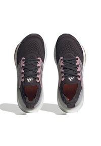 Svarta nät sneakers med rosa detaljer och grå ränder. Har en texturerad ovandel, snörningsdesign och vita gummisolar.