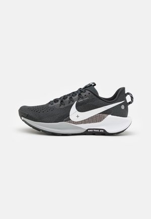Nike maastikujalatsid, millel on hingav must võrk, valged ja hallid detailid ning tekstureeritud tald haardeks.