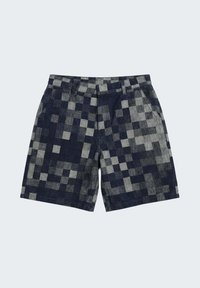 Shorts pour hommes en marine et gris avec motif à carreaux pixélisé, passants de ceinture et poches latérales.