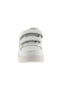 Witte sneaker met drie verstelbare klittenbandsluitingen, geperforeerde teenpartij, gevoerde zool, gladde textuur en subtiel merkje op de tong.