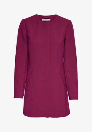 Fuksjowy, dopasowany płaszcz z długimi rękawami, okrągłym dekoltem i dwiema bocznymi kieszeniami. Wykonany z gładkiego materiału o usztywnionej strukturze.
