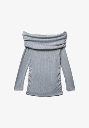 Helles graues ribbeltes Langarmoberteil mit einem breiten, gefalteten Off-Shoulder-Ausschnitt und leicht gerafften Seiten, flach auf einem weißen Hintergrund ausgelegt.