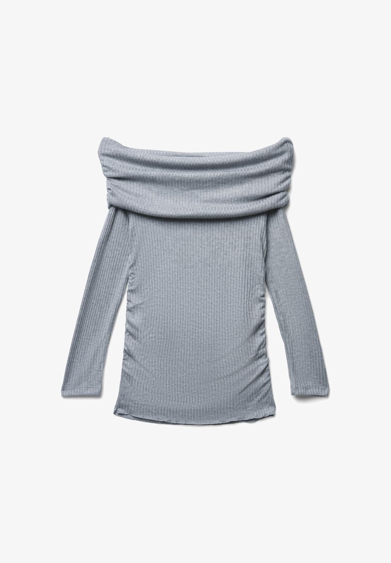 Helles graues ribbeltes Langarmoberteil mit einem breiten, gefalteten Off-Shoulder-Ausschnitt und leicht gerafften Seiten, flach auf einem weißen Hintergrund ausgelegt.