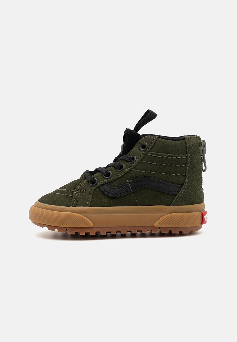Zapatilla alta de ante verde con acentos negros, con cuello acolchado, parte delantera con cordones y suela de goma para tracción. Etiqueta de logo roja en el talón.