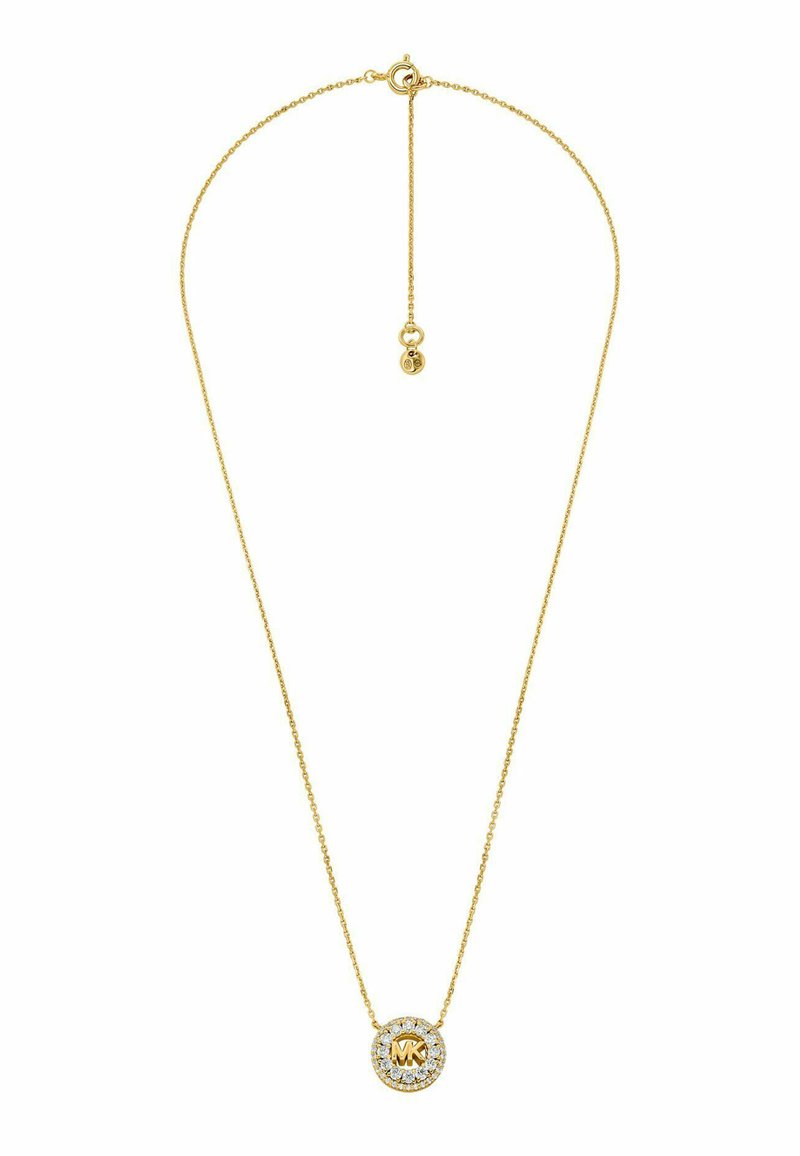 Gouden ketting met een ronde hanger met een "MK"-logo omringd door heldere kristallen, die het licht weerkaatsen met een gepolijste afwerking.