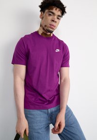 Nike Sportswear CLUB TEE - Základné tričko - viotech