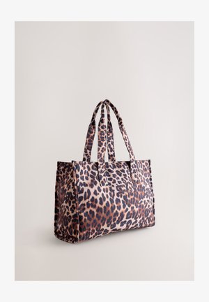 Leopárdmintás szövet válltáska két erős fogóval, téglalap alakú és sima tapintású. Bézs alapon sötét- és világosbarna foltok díszítik.