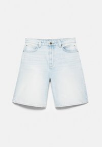 Short en jean délavé clair avec cinq poches, passants pour ceinture et fermeture à bouton sur le devant, présenté sur fond blanc.