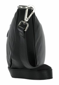 Cintura in pelle nera con moschettone in metallo argentato attaccato al lato della borsa, che mostra i dettagli della cucitura e la texture della pelle.