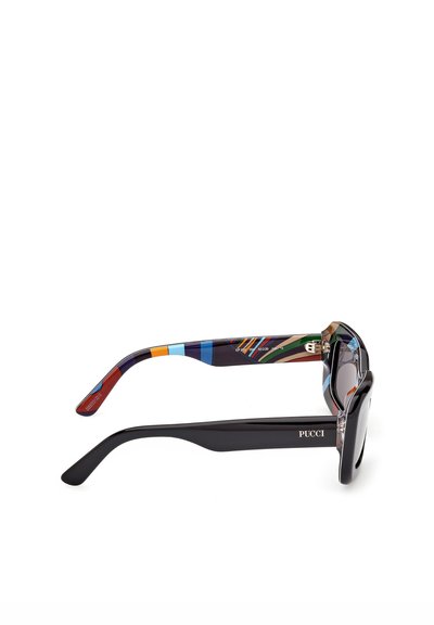 Gafas de sol negras con montura gruesa, una patilla completamente negra con el logo "PUCCI" y la otra patilla multicolor con patrones abstractos.