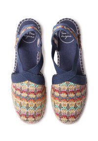 Námořnické espadrilky s tkaninou a barevným vzorem na špičce, s křížovými popruhy a texturovanou podrážkou pro lepší přilnavost.