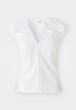 Top branco de mangas curtas com decote em V profundo, detalhes franzidos nos ombros e costura central. Feito de um tecido suave com uma silhueta ajustada.