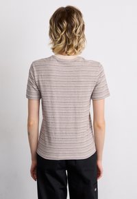 Lysebrunt stribet t-shirt, kortærmet, rund hals, tætsiddende design, blød tekstur, afslappet tøj, minimalistisk stil.