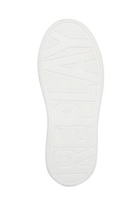 Semelle d'une chaussure blanche avec le nom de la marque "REPLAY" embossé en grosses lettres capitales au bas.